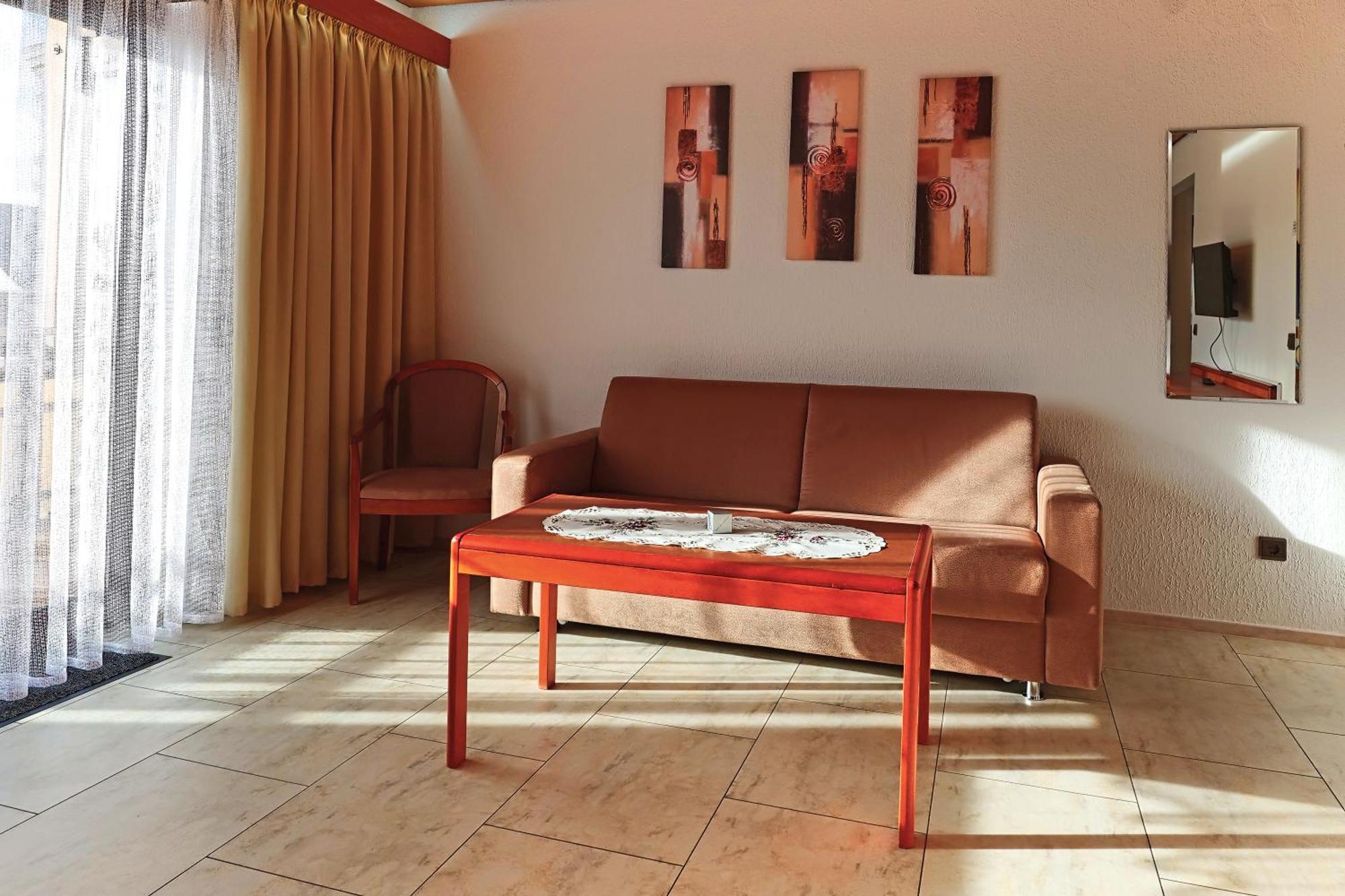 Hotel Garni Sebastian Kirrweiler  ภายนอก รูปภาพ
